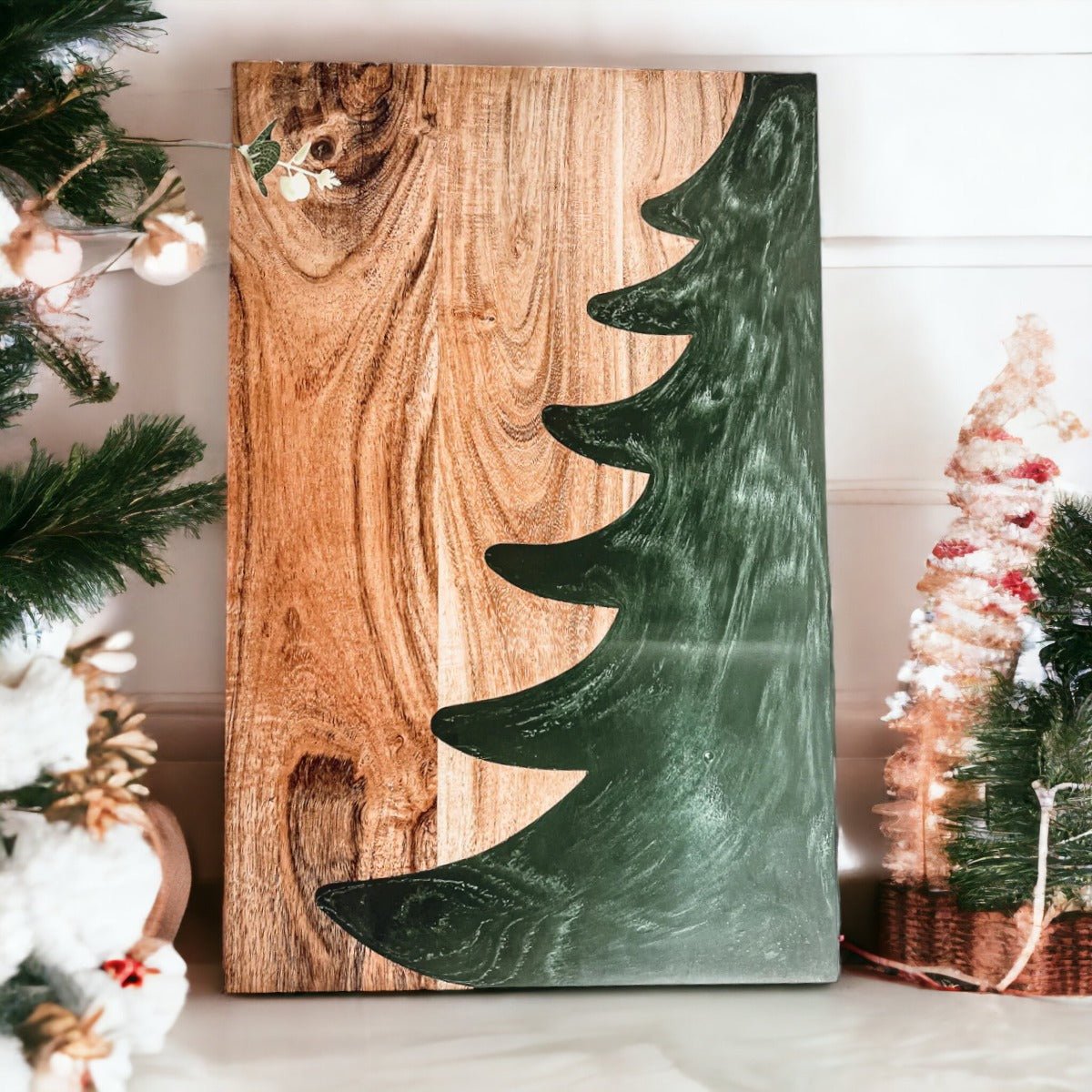 Weihnachtliche Wurst- und Käseplatte Servierbrett Holz Harz Handgefertigt Marmoriert Baum Intarsie