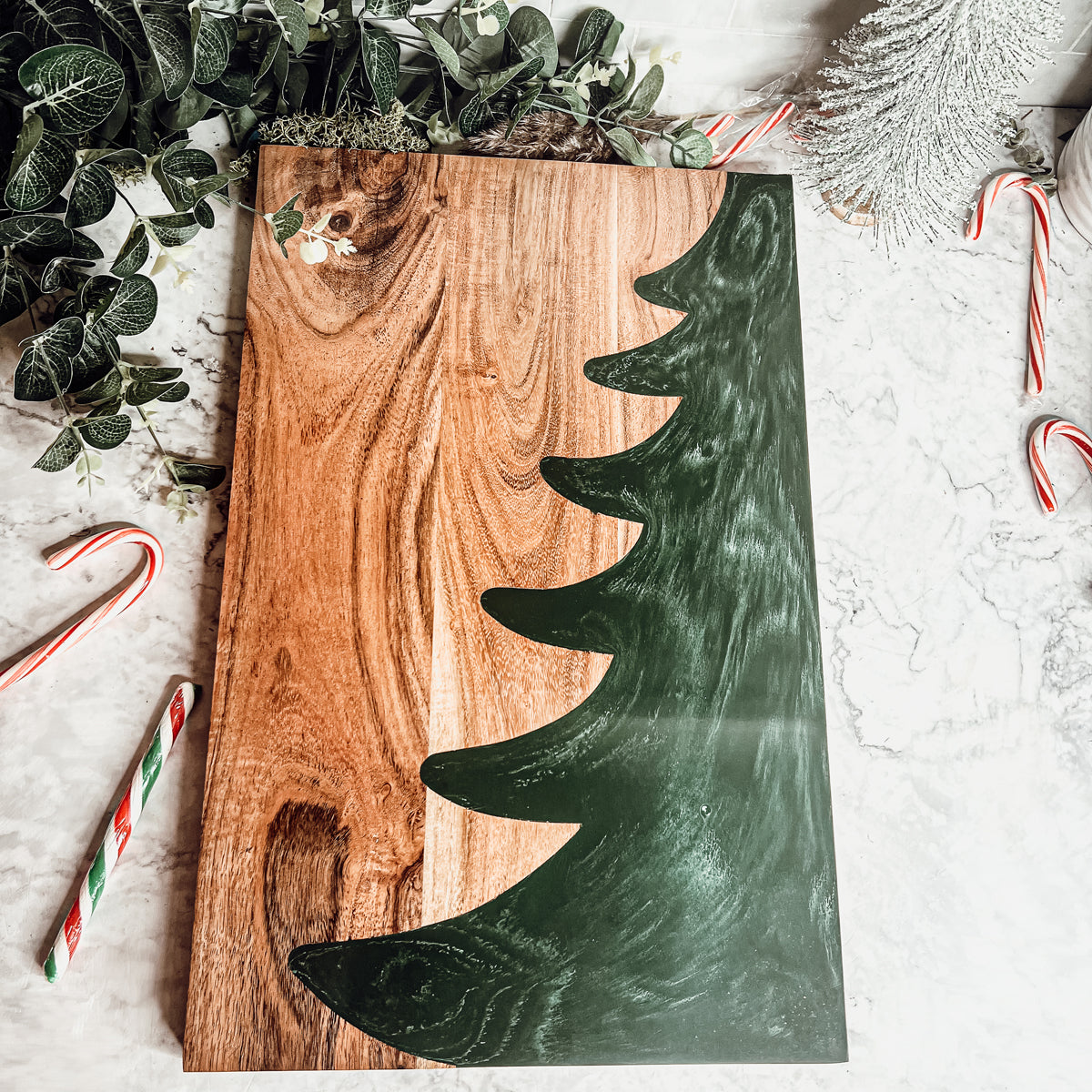 Weihnachtliche Wurst- und Käseplatte Servierbrett Holz Harz Handgefertigt Marmoriert Baum Intarsie