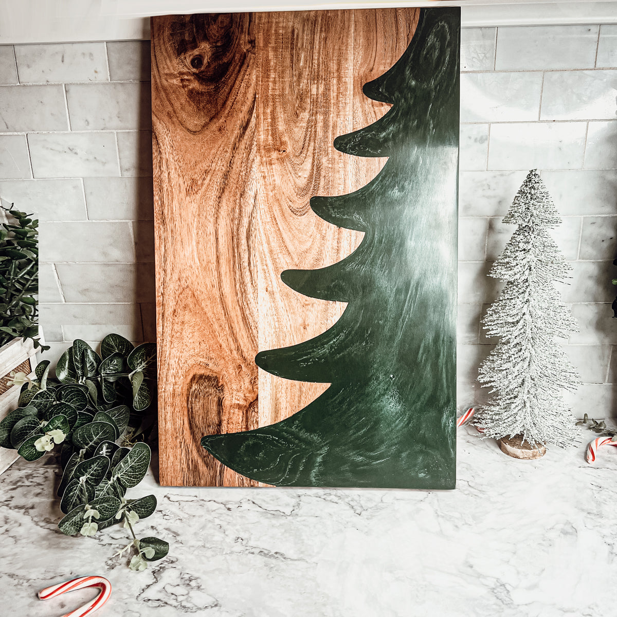 Weihnachtliche Wurst- und Käseplatte Servierbrett Holz Harz Handgefertigt Marmoriert Baum Intarsie