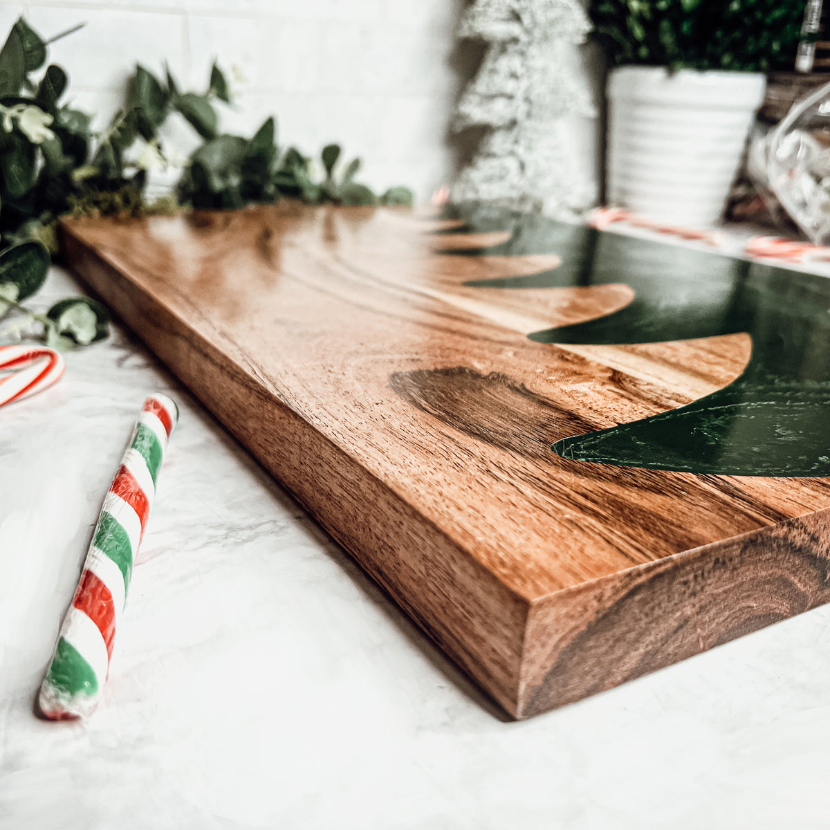 Weihnachtliche Wurst- und Käseplatte Servierbrett Holz Harz Handgefertigt Marmoriert Baum Intarsie