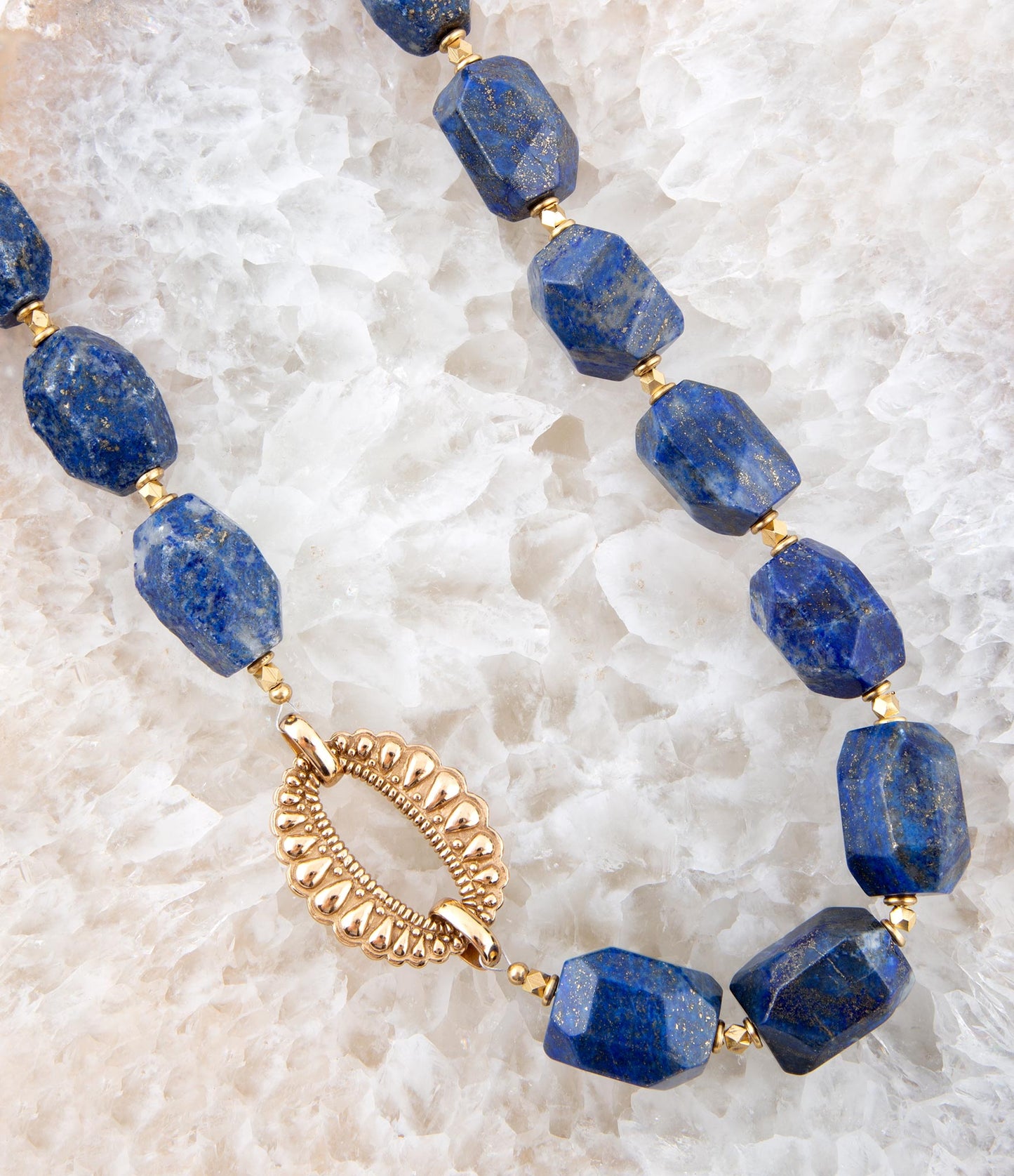 Collier doré à grosses perles de lapis-lazuli bleues