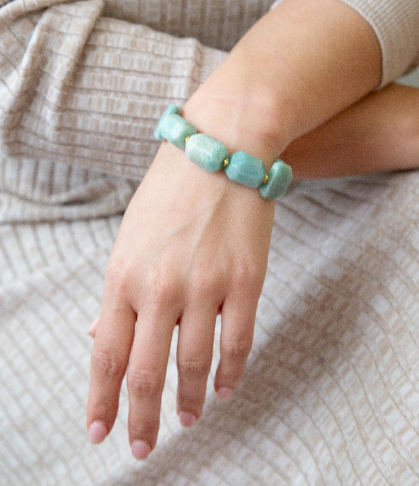 Klobiges grünes Amazonit-Armband mit goldenem Knebelverschluss