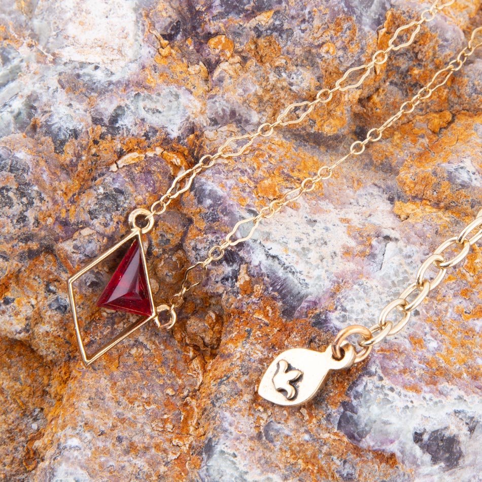 Collier triangle en corindon et bronze