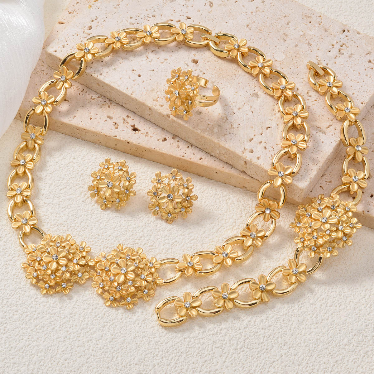 European And American Trendy Floral Jewelry Adorned With Diamonds