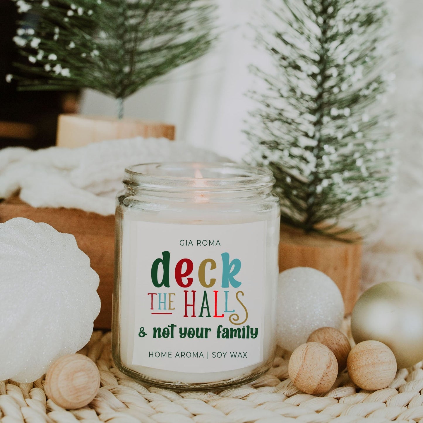 Bougie de Noël "Deck The Halls" 9oz Clou de Girofle Cannelle Baie Prune Sapin 50h de Combustion