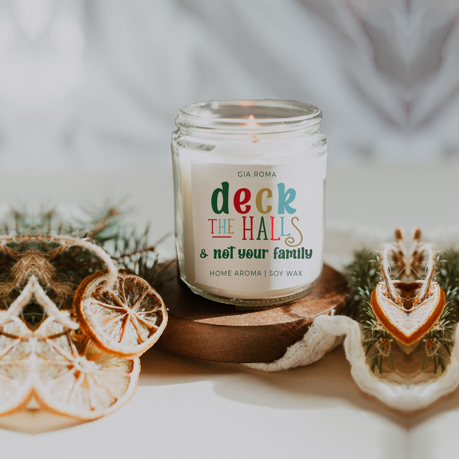 Bougie de Noël "Deck The Halls" 9oz Clou de Girofle Cannelle Baie Prune Sapin 50h de Combustion
