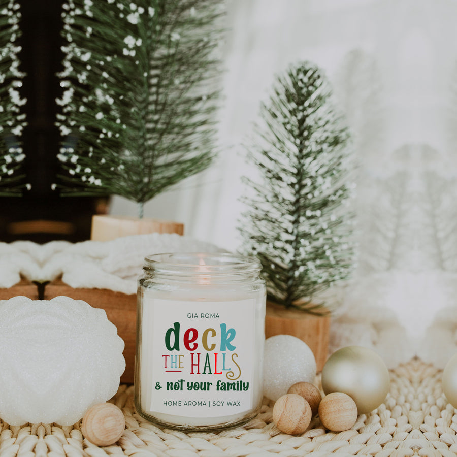 Bougie de Noël "Deck The Halls" 9oz Clou de Girofle Cannelle Baie Prune Sapin 50h de Combustion