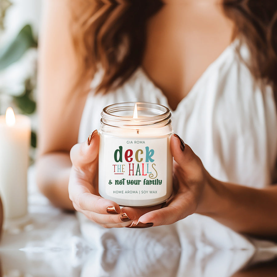 Bougie de Noël "Deck The Halls" 9oz Clou de Girofle Cannelle Baie Prune Sapin 50h de Combustion