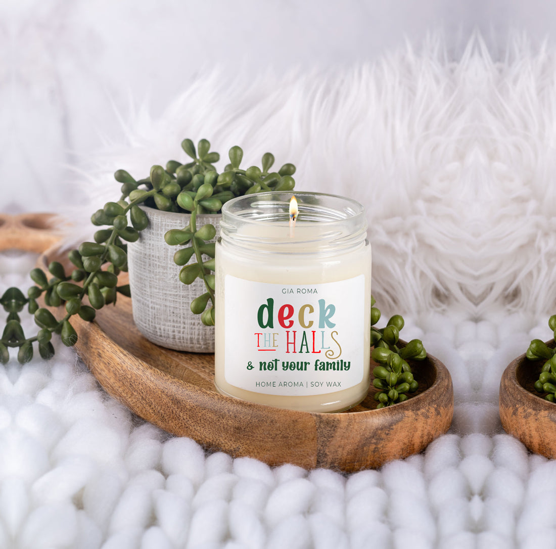 Bougie de Noël "Deck The Halls" 9oz Clou de Girofle Cannelle Baie Prune Sapin 50h de Combustion