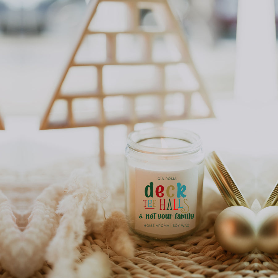 Bougie de Noël "Deck The Halls" 9oz Clou de Girofle Cannelle Baie Prune Sapin 50h de Combustion