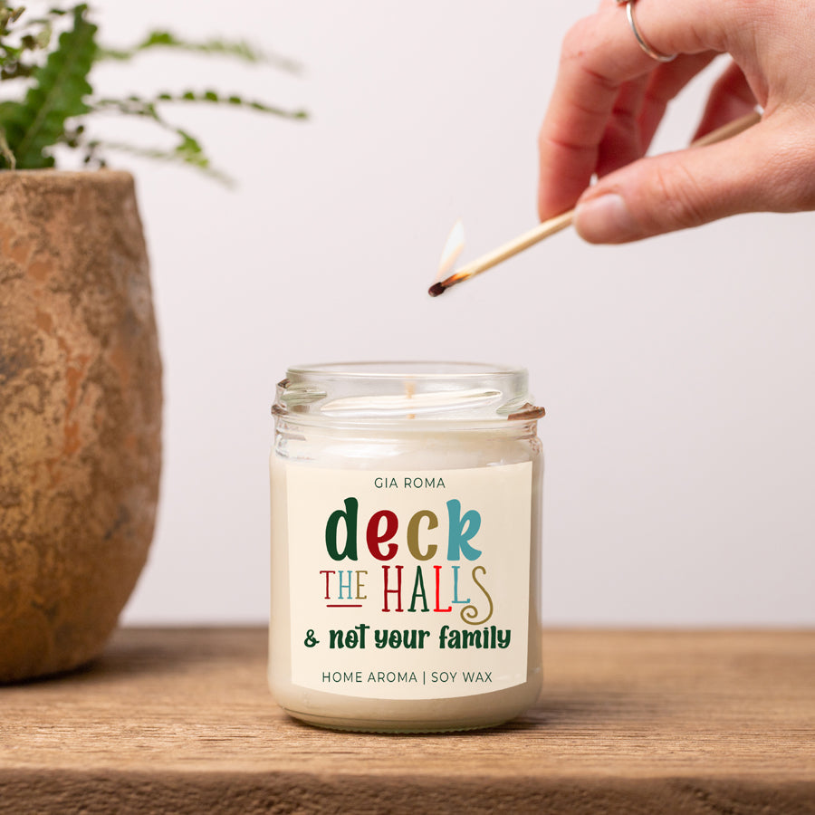 Bougie de Noël "Deck The Halls" 9oz Clou de Girofle Cannelle Baie Prune Sapin 50h de Combustion