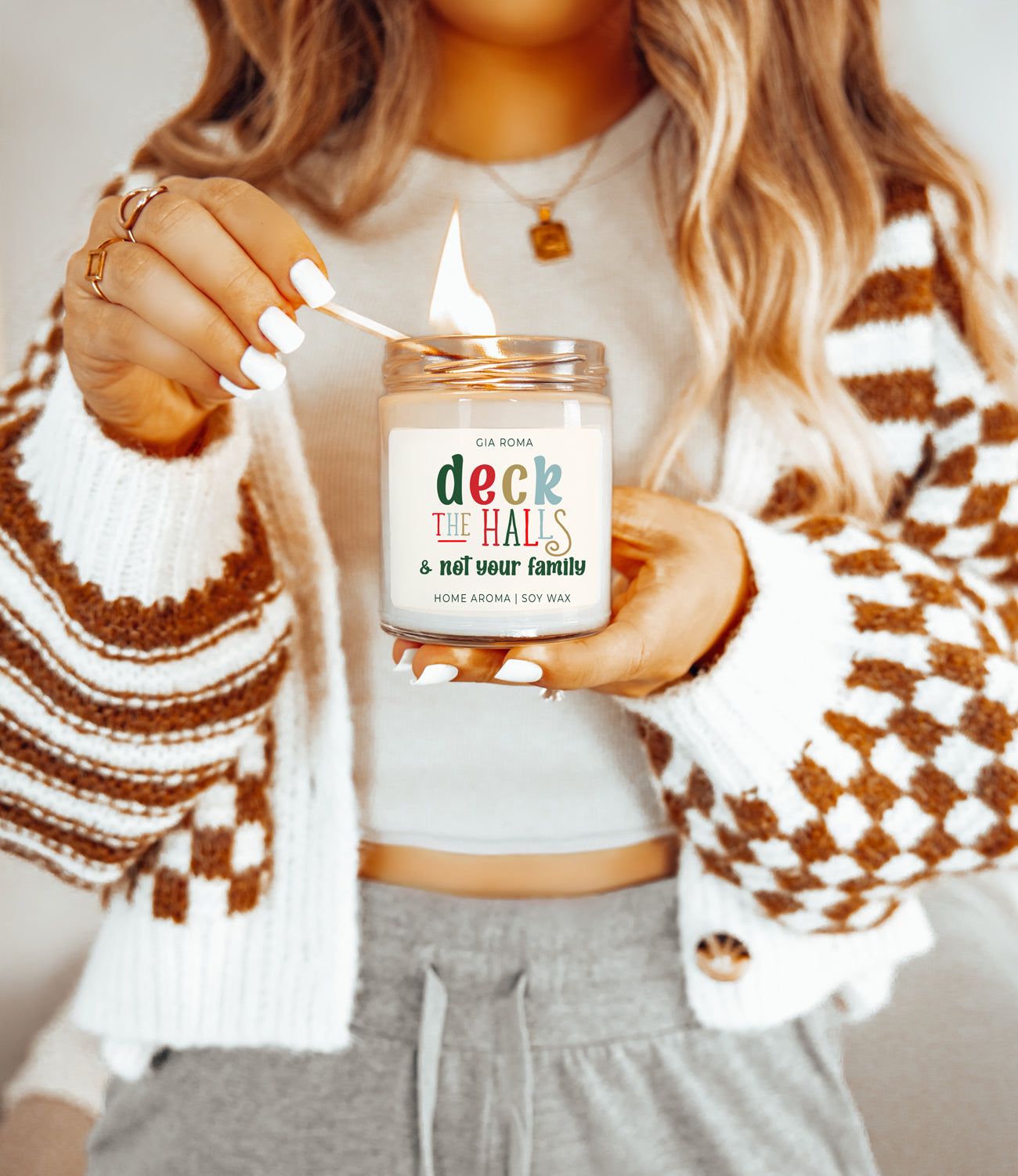 Bougie de Noël "Deck The Halls" 9oz Clou de Girofle Cannelle Baie Prune Sapin 50h de Combustion