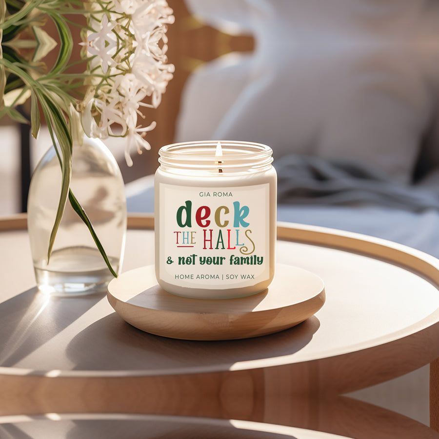 Bougie de Noël "Deck The Halls" 9oz Clou de Girofle Cannelle Baie Prune Sapin 50h de Combustion