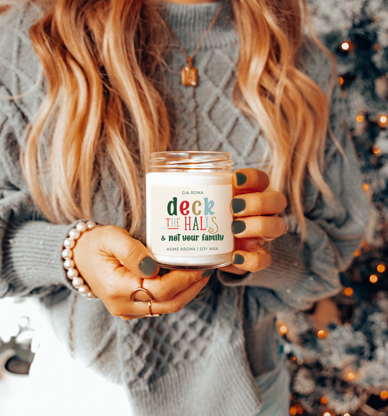 Bougie de Noël "Deck The Halls" 9oz Clou de Girofle Cannelle Baie Prune Sapin 50h de Combustion