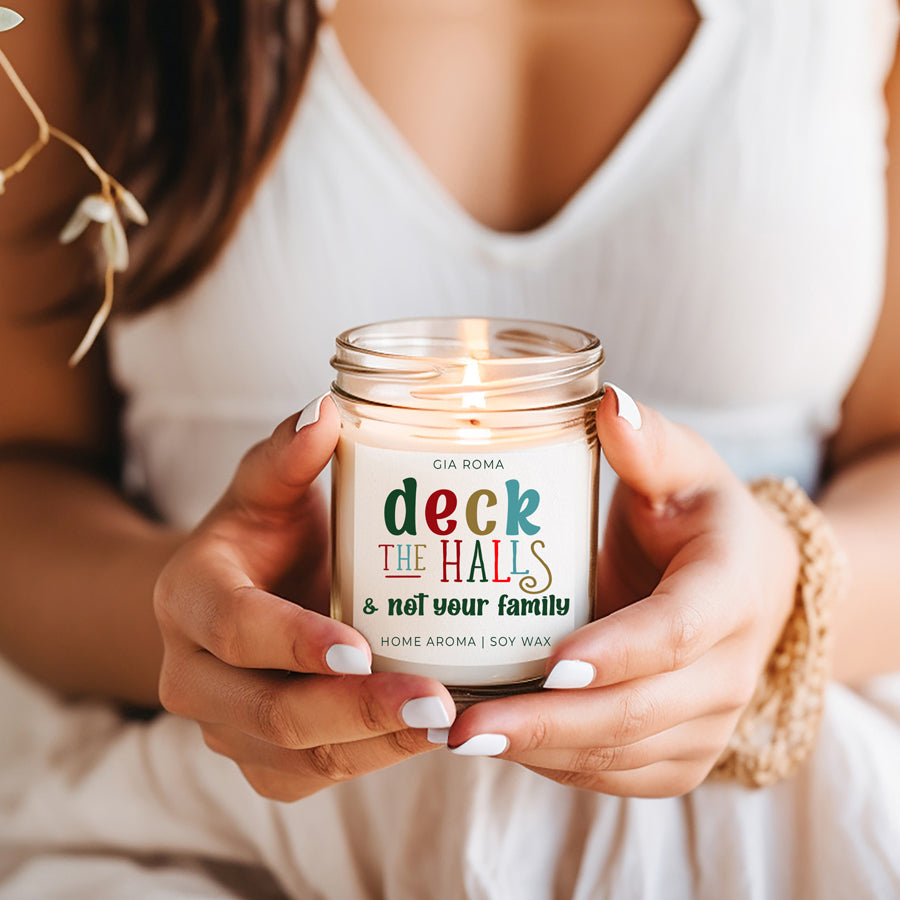 Bougie de Noël "Deck The Halls" 9oz Clou de Girofle Cannelle Baie Prune Sapin 50h de Combustion