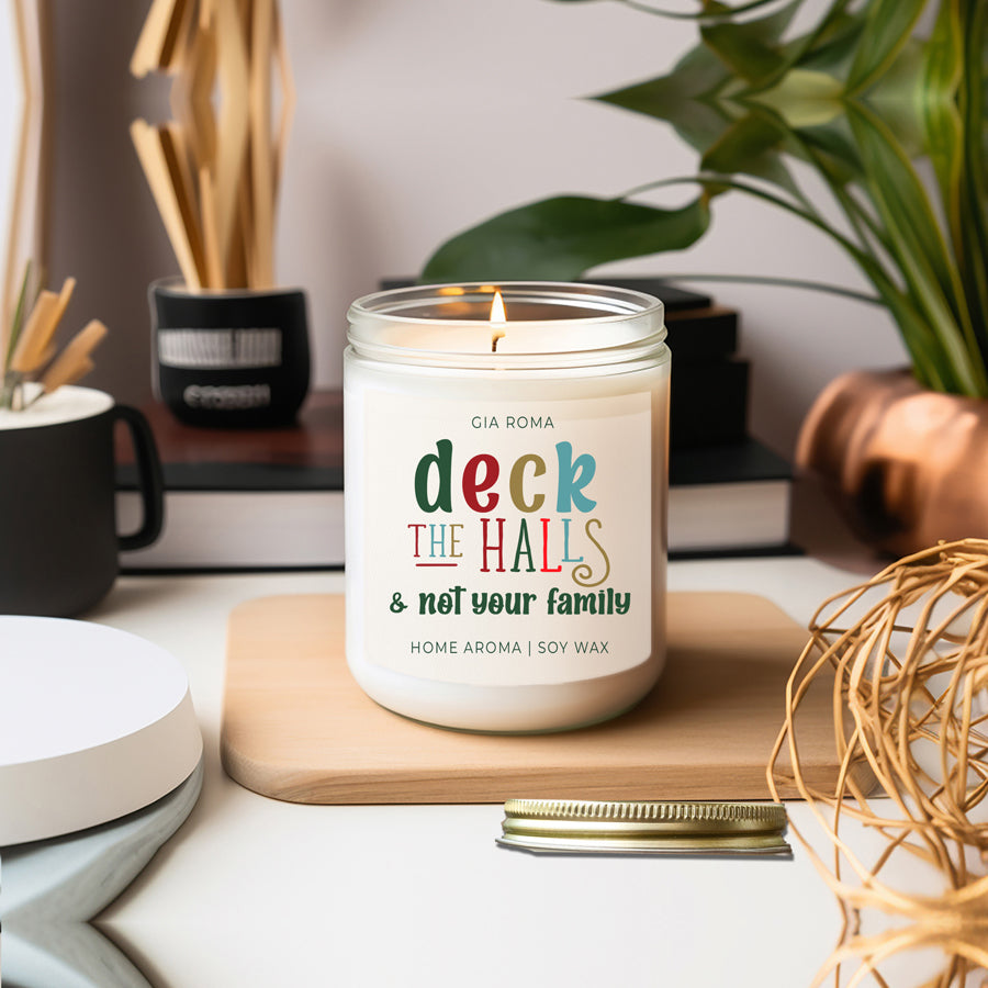 Bougie de Noël "Deck The Halls" 9oz Clou de Girofle Cannelle Baie Prune Sapin 50h de Combustion