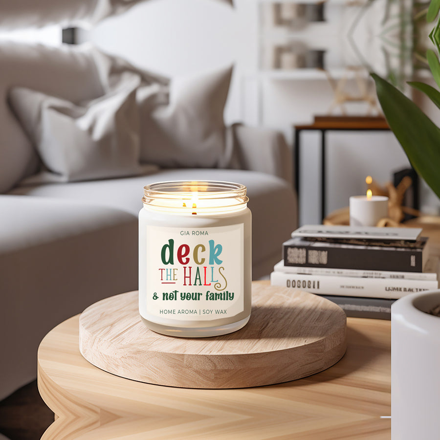 Bougie de Noël "Deck The Halls" 9oz Clou de Girofle Cannelle Baie Prune Sapin 50h de Combustion