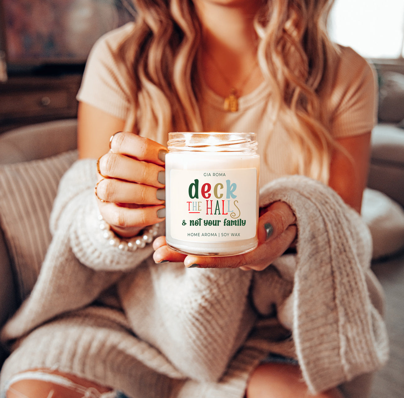 Bougie de Noël "Deck The Halls" 9oz Clou de Girofle Cannelle Baie Prune Sapin 50h de Combustion