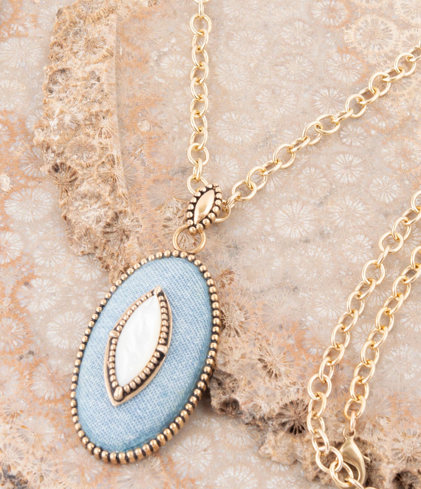 Collier avec pendentif doré en nacre blanche et jean bleu