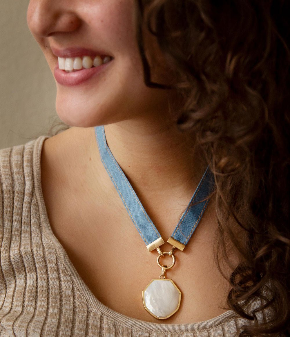 Collier pendentif doré ruban nacre blanche Rêves en jean bleu