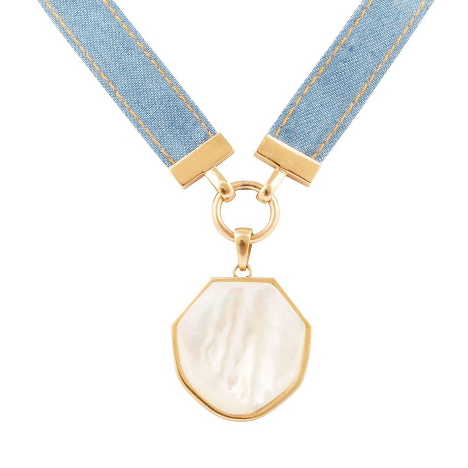 Collier pendentif doré ruban nacre blanche Rêves en jean bleu