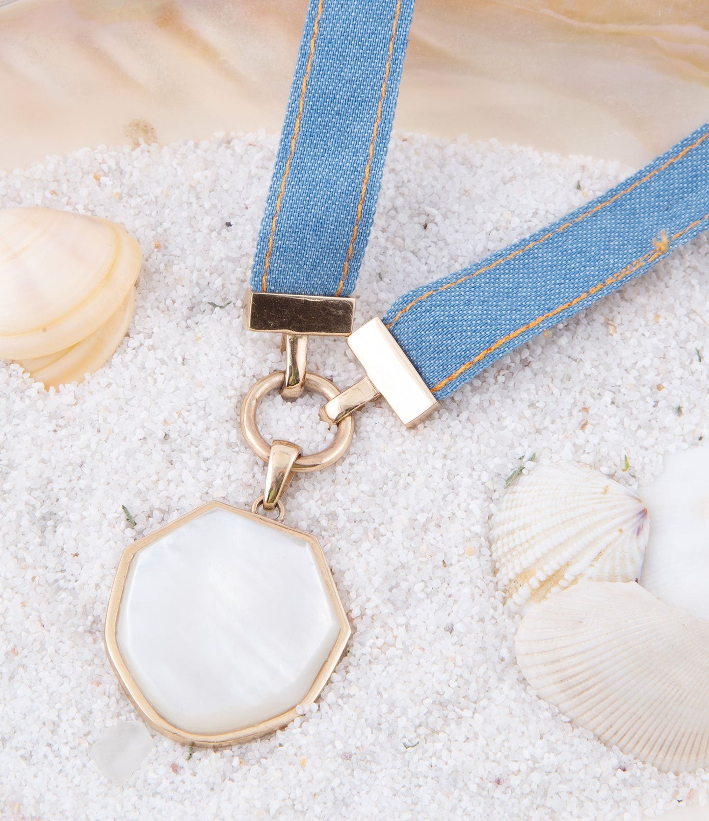 Collier pendentif doré ruban nacre blanche Rêves en jean bleu