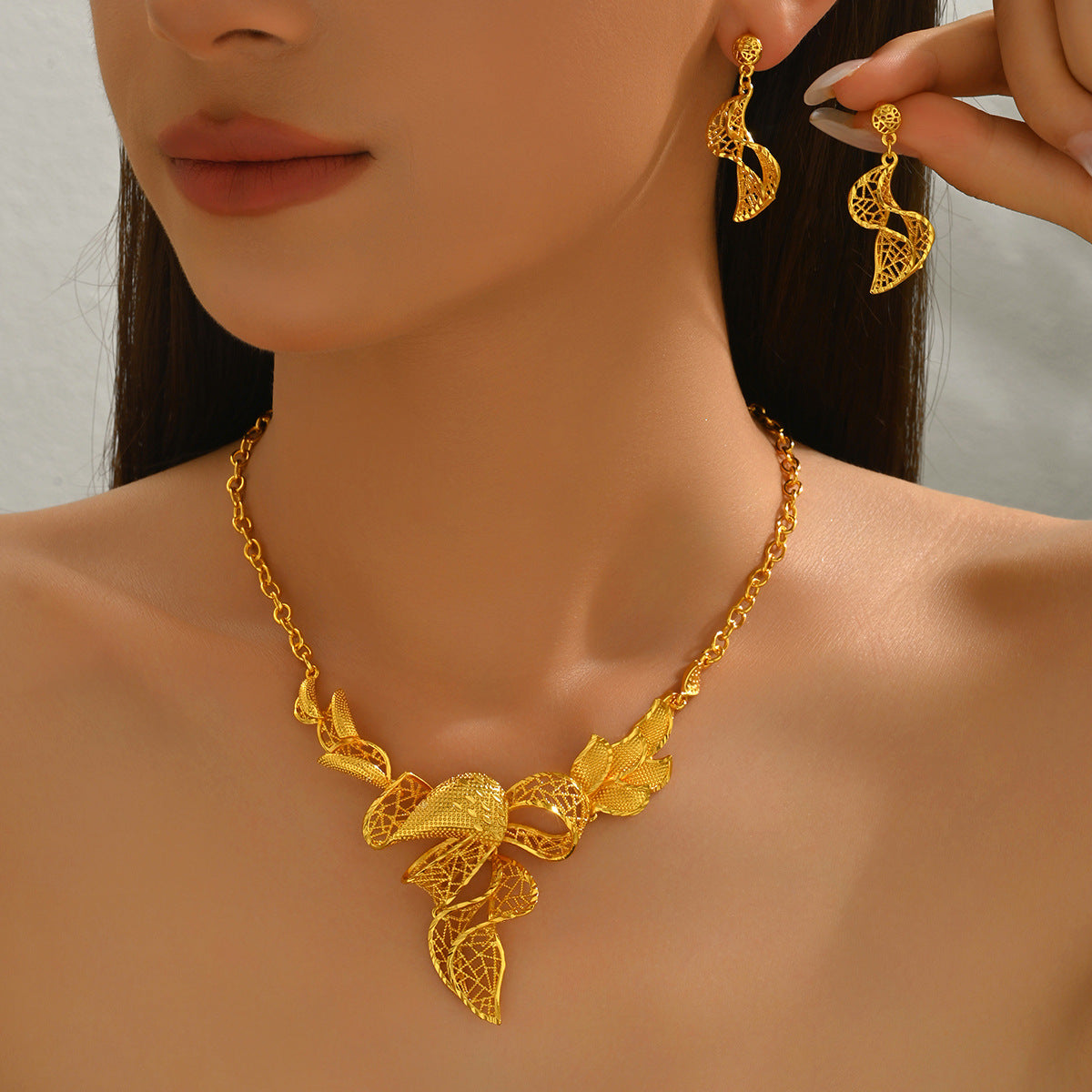Middle East Hot Sale Cross-border Women Jewelry Set, Twisted Wrinkle Geometric Metal Design, Long Clavicle Chain & Matching Earrings For Ladies