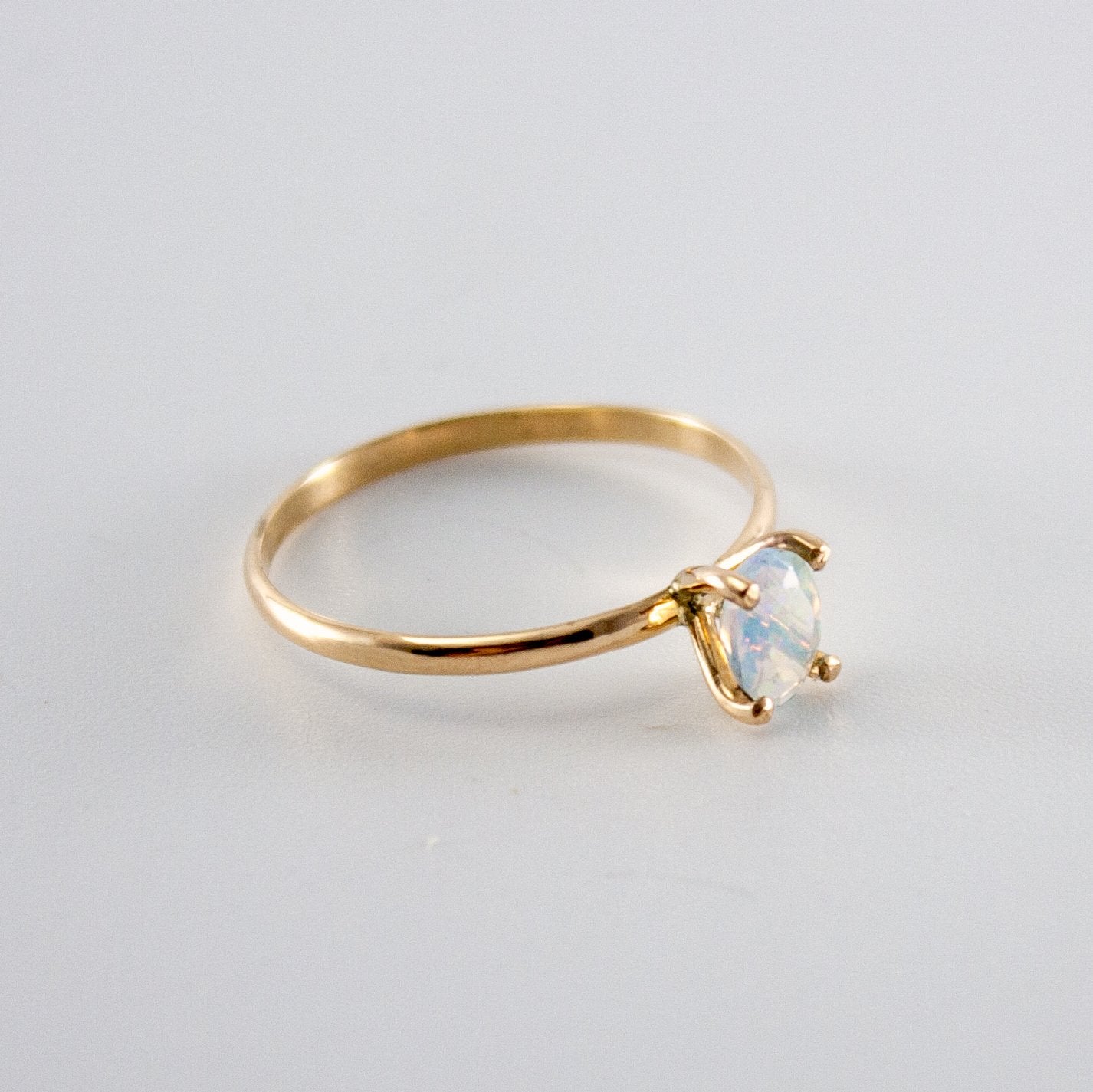 Äthiopischer Opal 14K Gold Filled Ring Zarter Solitär