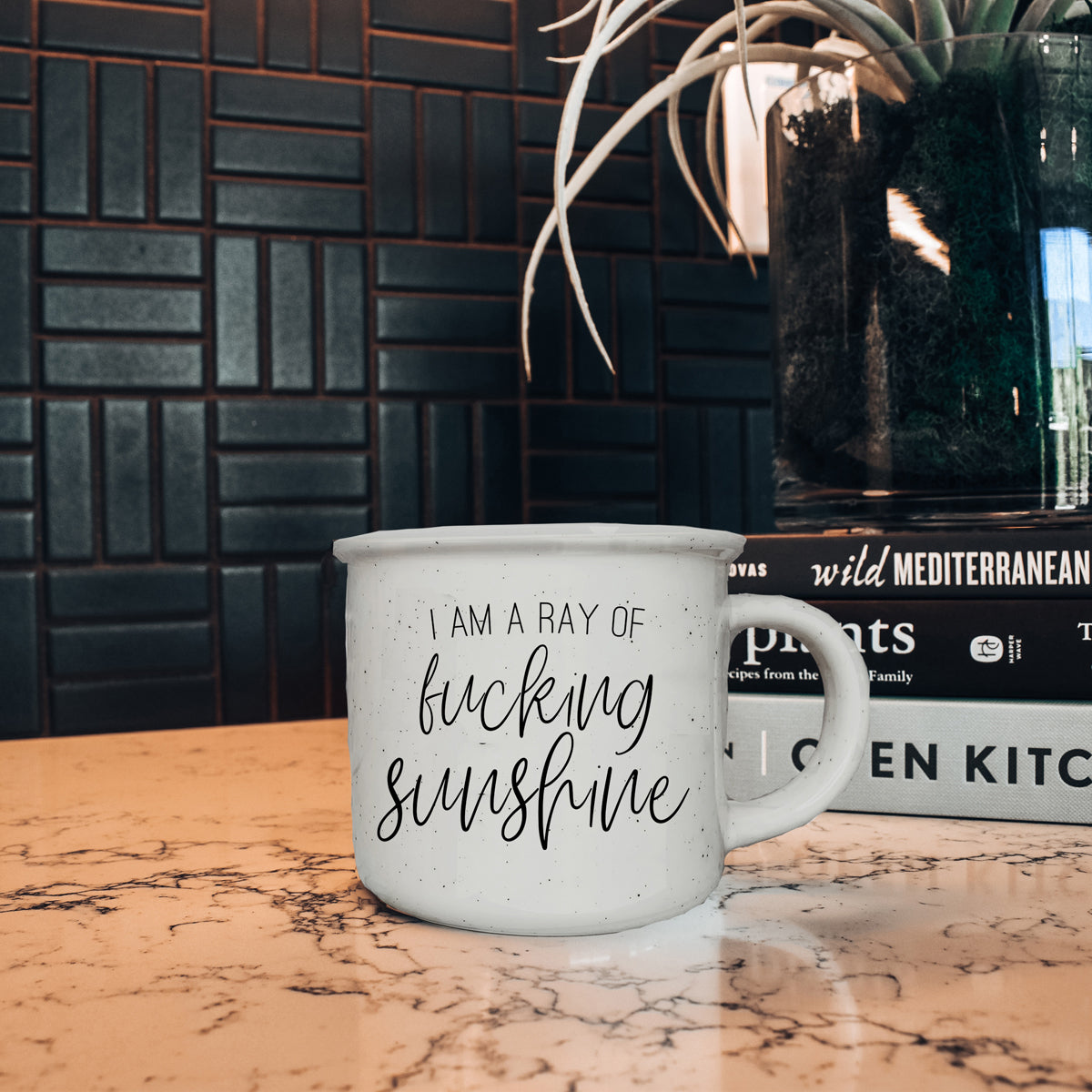 14.5oz Keramik-Lagerfeuertasse Weißer Sesamglasur Gesprenkeltes Elfenbein Schwarze Schrift Design auf beiden Seiten Geschenk