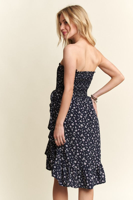 Smocked Floral Tube Dress with Pockets For Summer – FeminineFluttering Floral Tube Dress with Smocked Bodice and Convenient Pockets for a Stylish, Practical Look