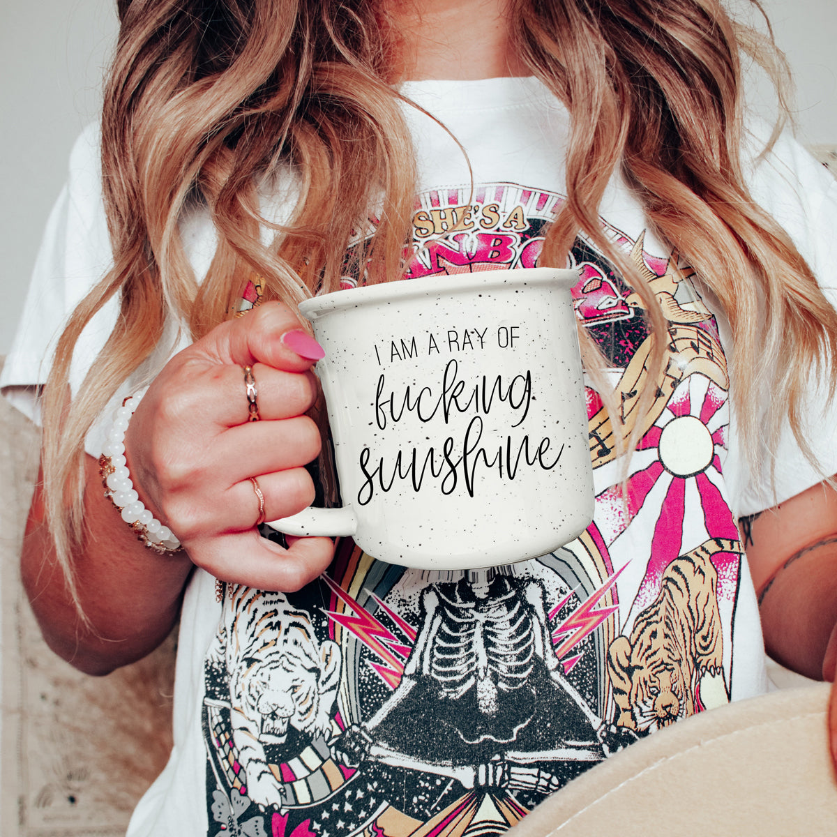 14.5oz Keramik-Lagerfeuertasse Weißer Sesamglasur Gesprenkeltes Elfenbein Schwarze Schrift Design auf beiden Seiten Geschenk