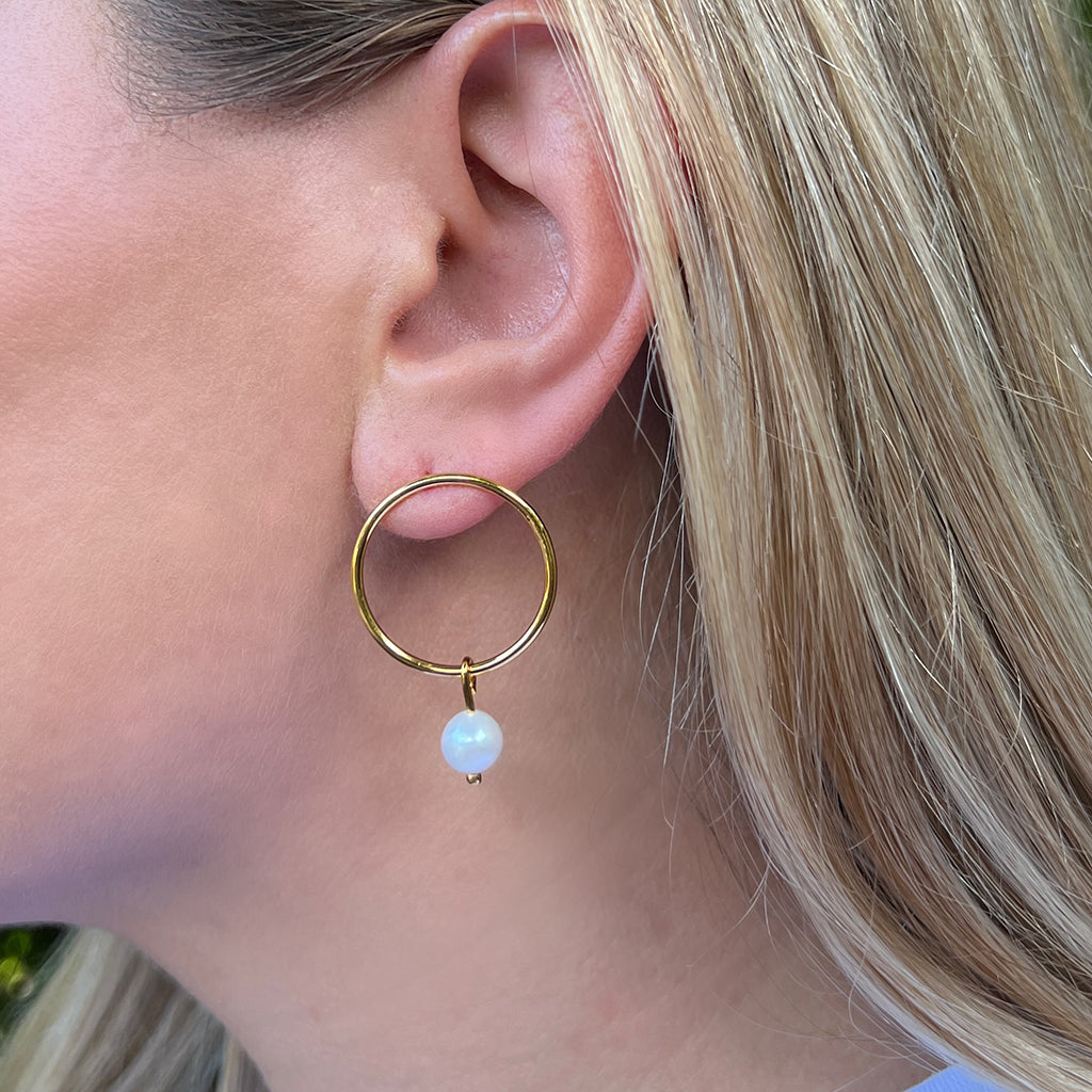 Boucles d'oreilles créoles perles d'eau douce plaqué or coquillage recyclé fait main