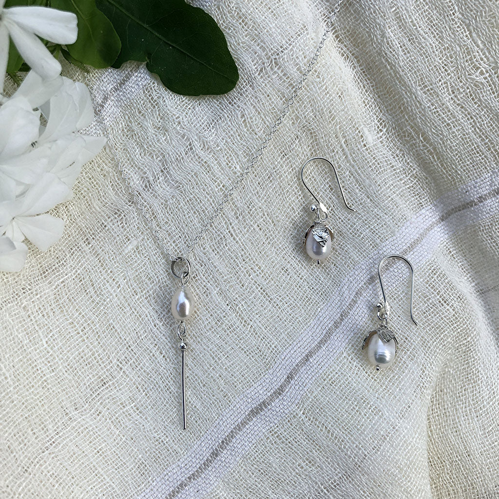 Süßwasserperlen-Ohrringe, tropfenförmig, Sterling Silber, Blatt-Details, 3,8 cm, handgefertigt