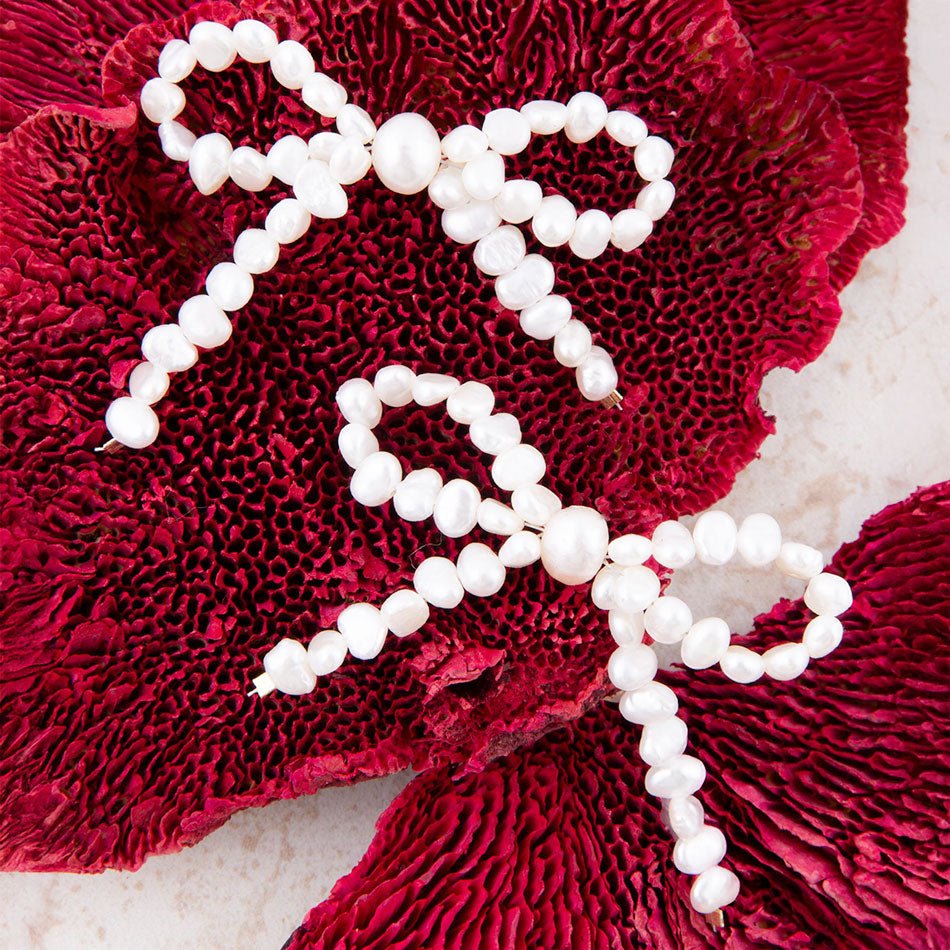 Boucles d'oreilles clous nœud perles d'eau douce blanches