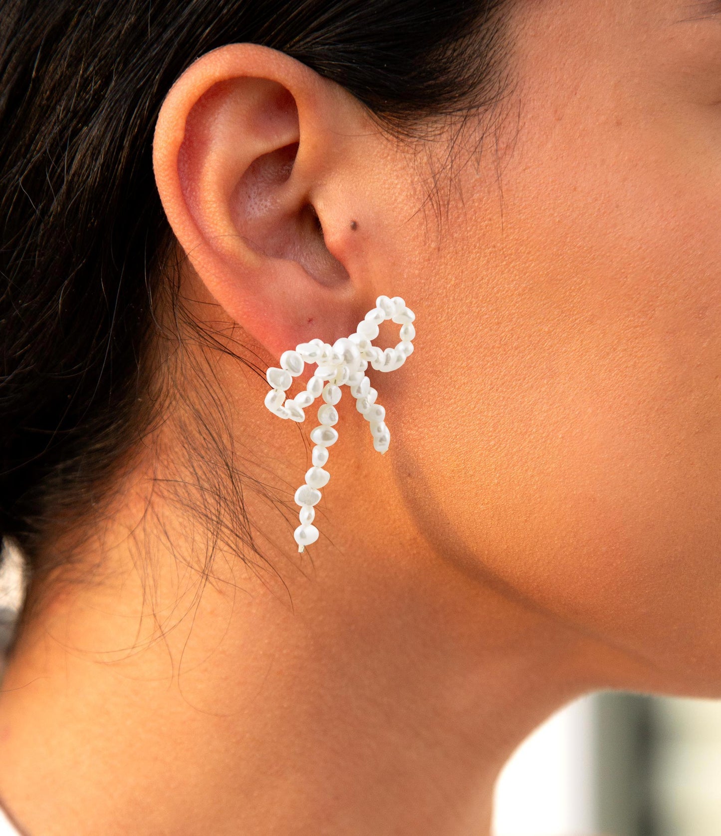 Boucles d'oreilles clous nœud perles d'eau douce blanches