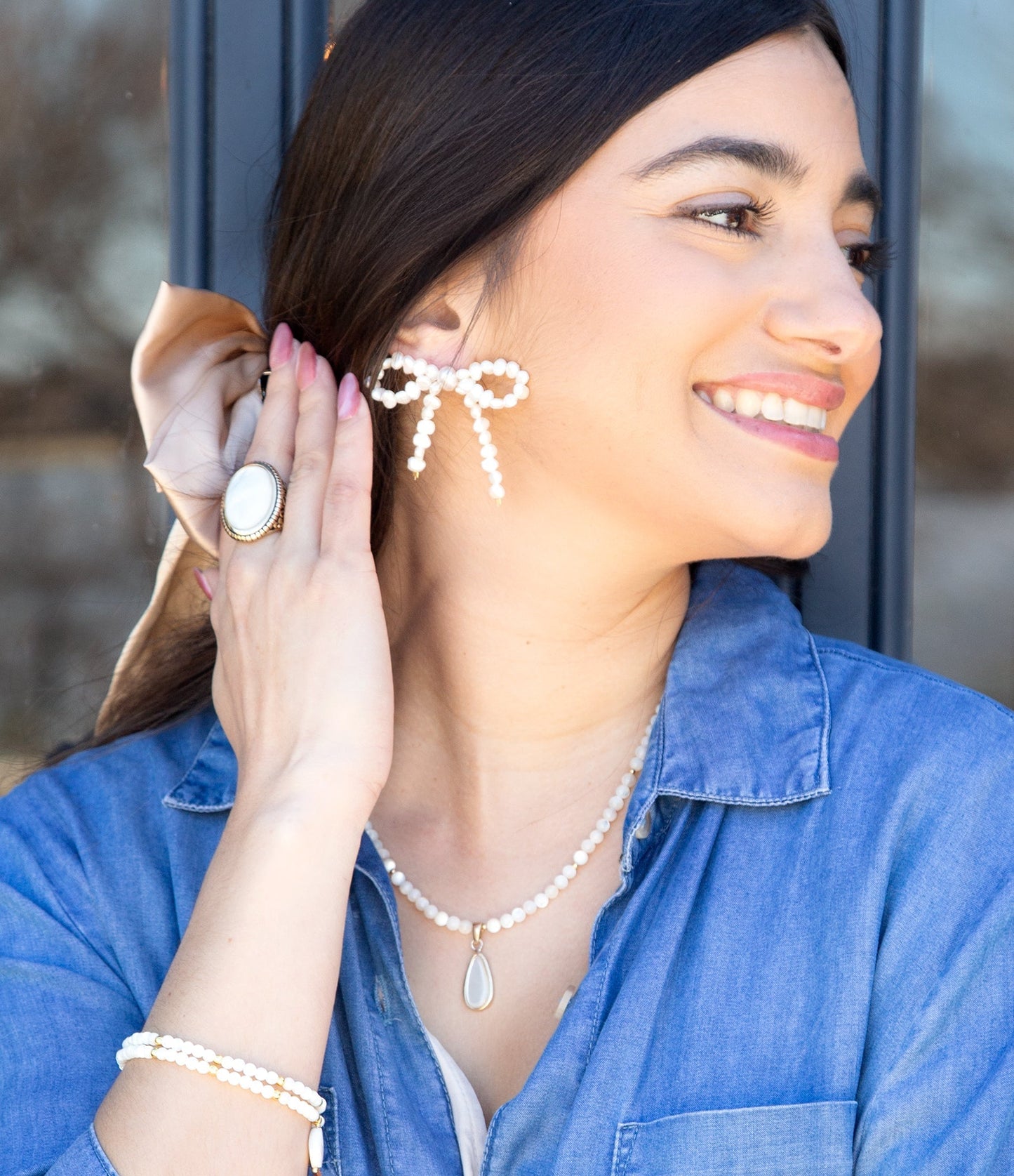 Boucles d'oreilles clous nœud perles d'eau douce blanches