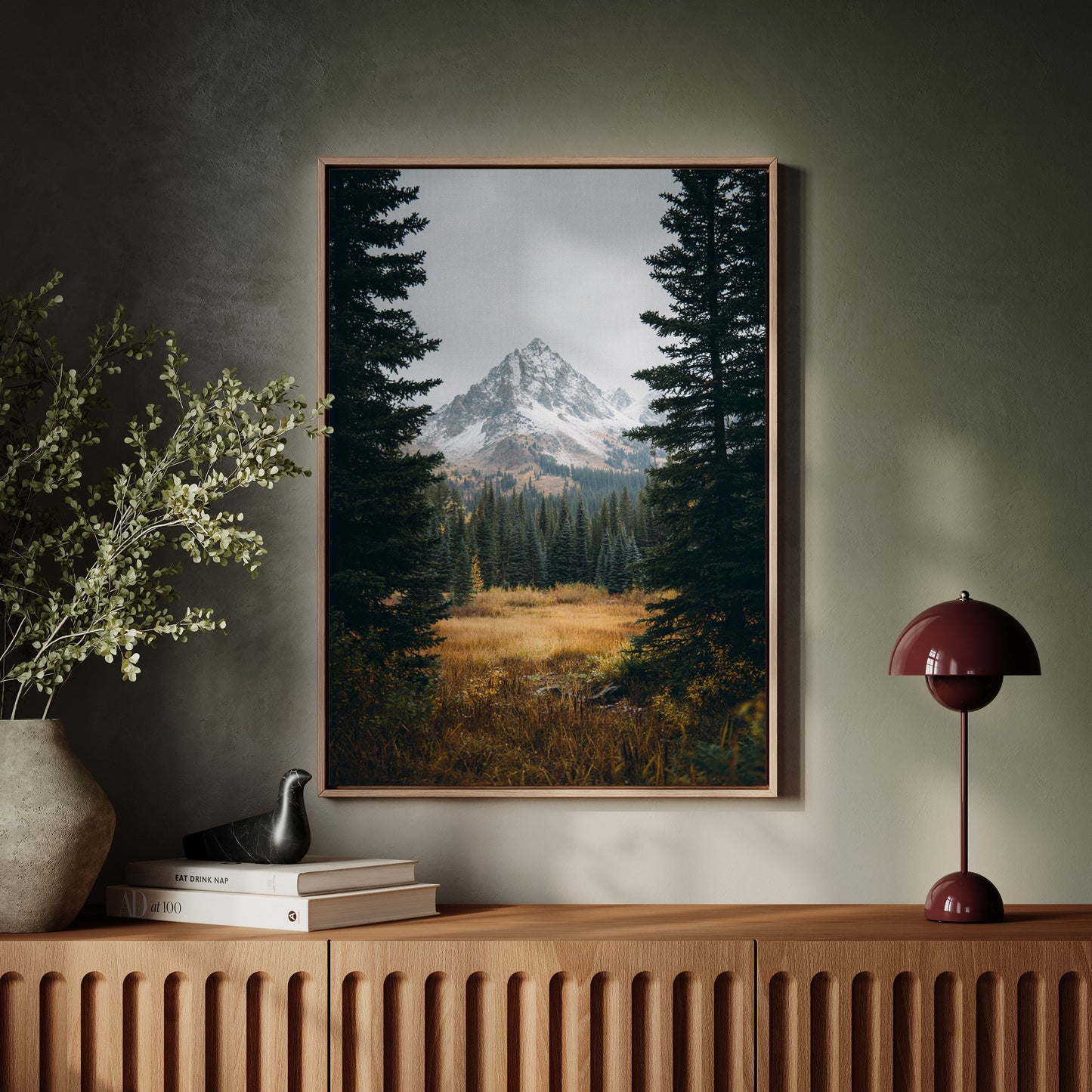Berge gehüllt in den Schoß des Herbstes