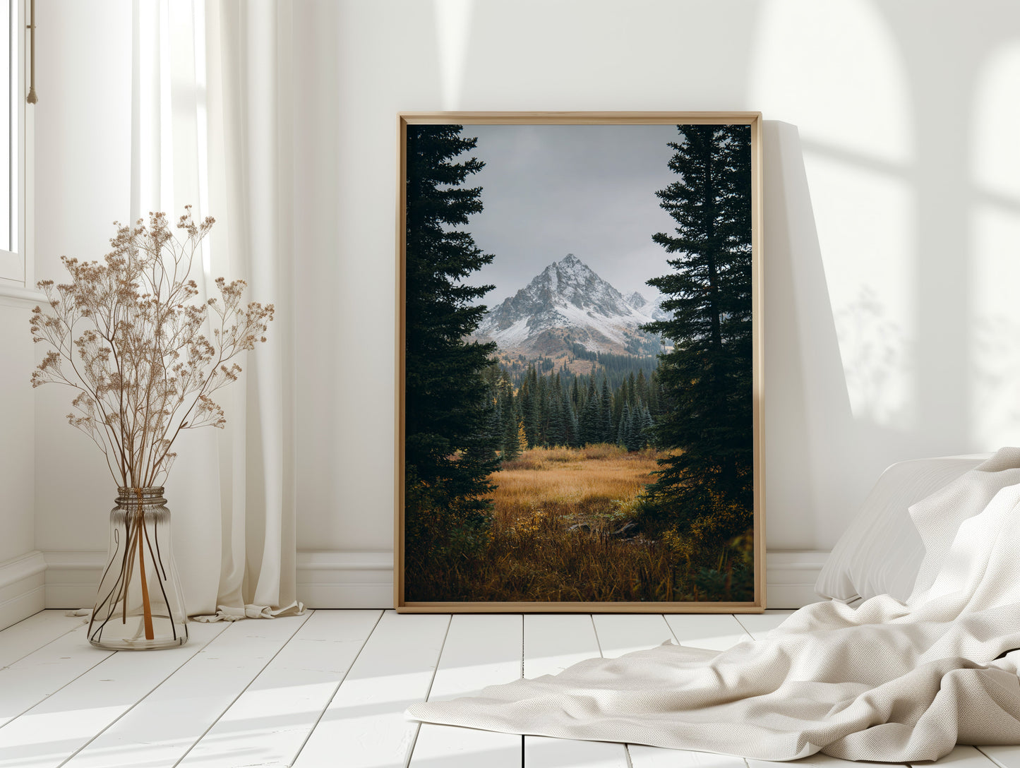 Berge gehüllt in den Schoß des Herbstes