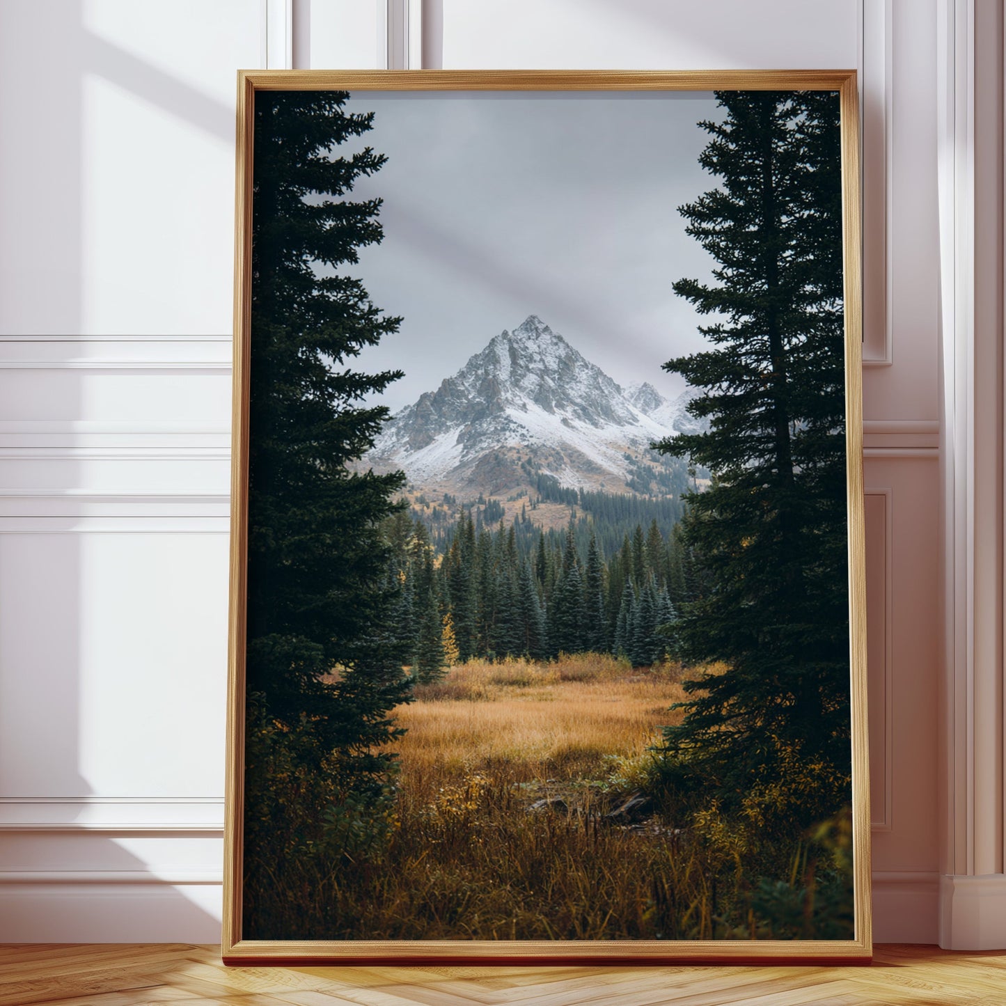 Berge gehüllt in den Schoß des Herbstes