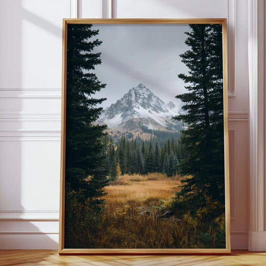 Montagnes enveloppées dans l'étreinte de l'automne