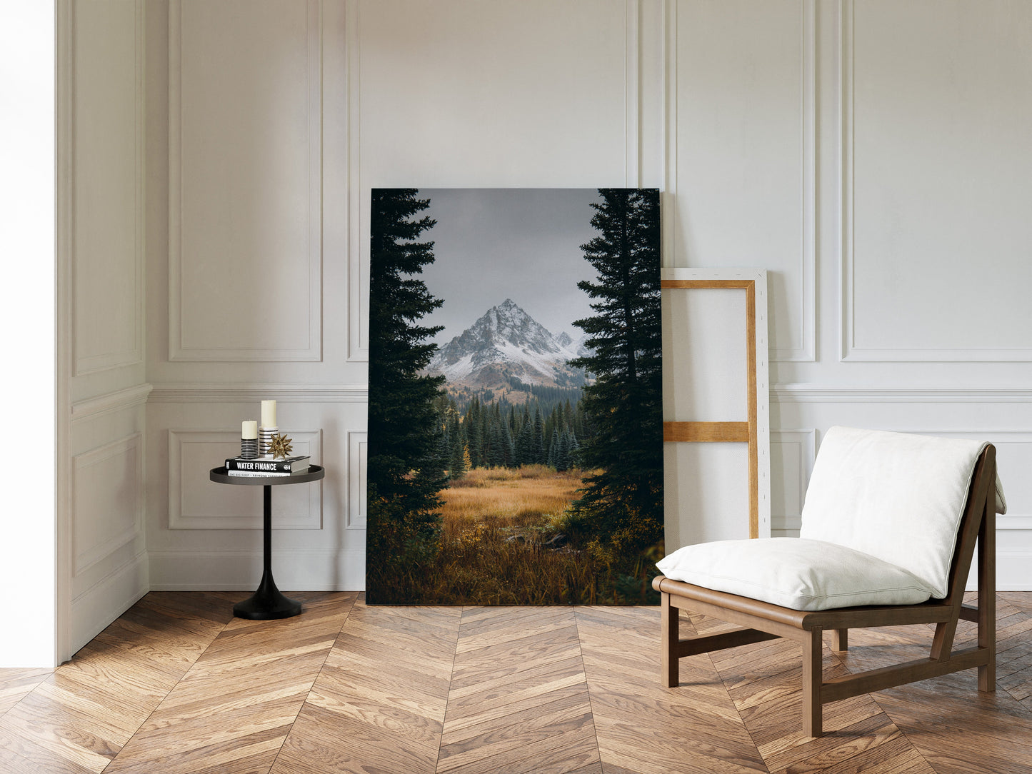 Berge gehüllt in den Schoß des Herbstes