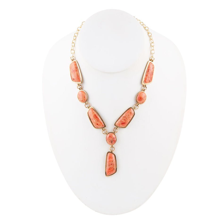 Collier fantaisie abstrait en corail éponge orange véritable et doré