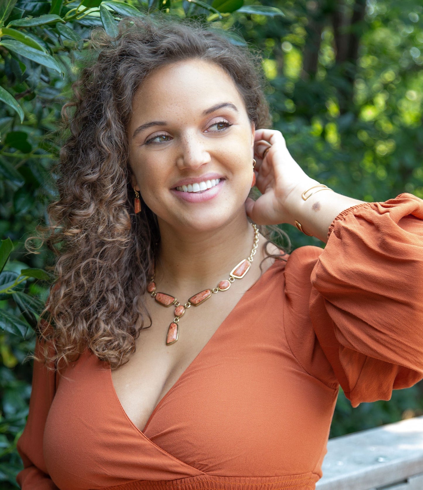Collier fantaisie abstrait en corail éponge orange véritable et doré