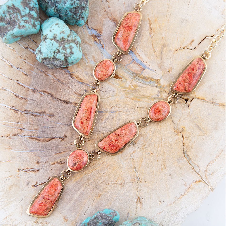 Collier fantaisie abstrait en corail éponge orange véritable et doré
