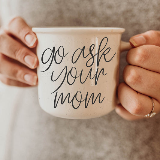 Mug de camping en céramique 410 ml « Demandez à votre mère » – Design double face – Émail sésame blanc