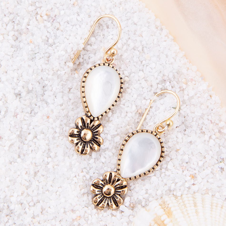 Boucles d'oreilles pendantes Fleur Dorée et Nacre Blanche