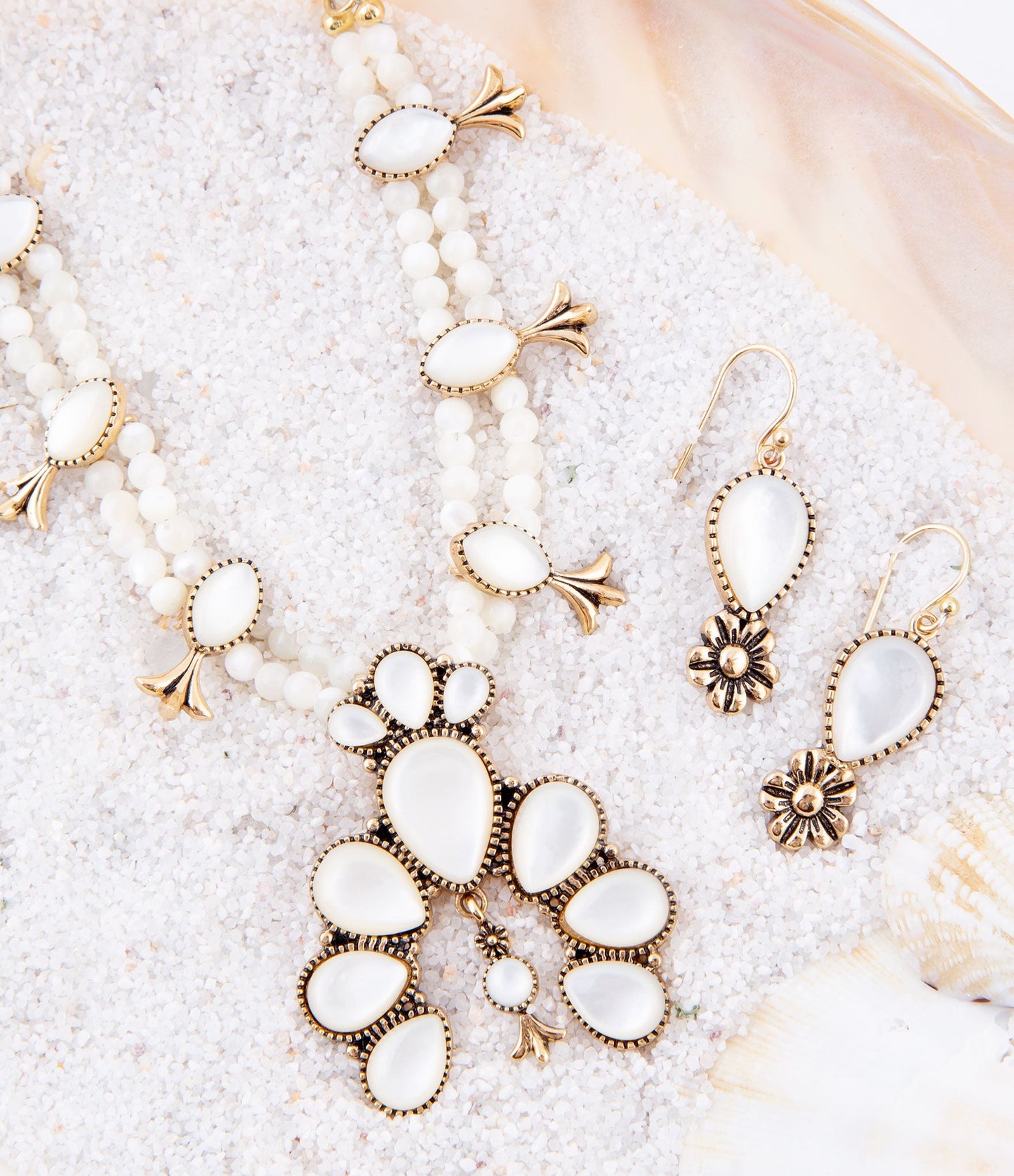 Boucles d'oreilles pendantes Fleur Dorée et Nacre Blanche