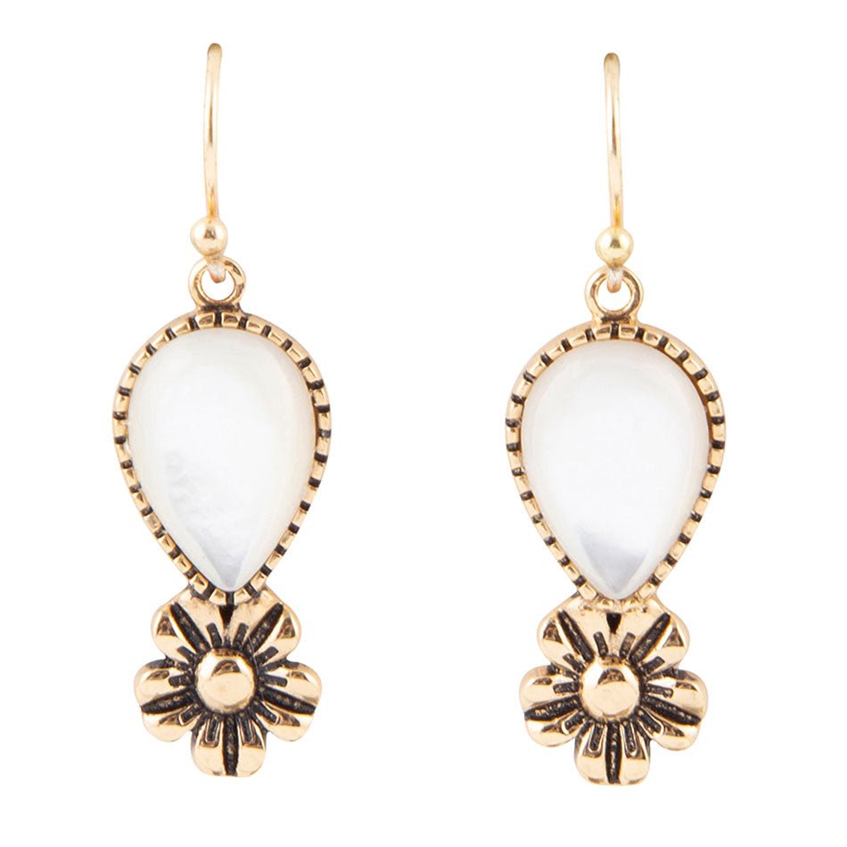 Boucles d'oreilles pendantes Fleur Dorée et Nacre Blanche