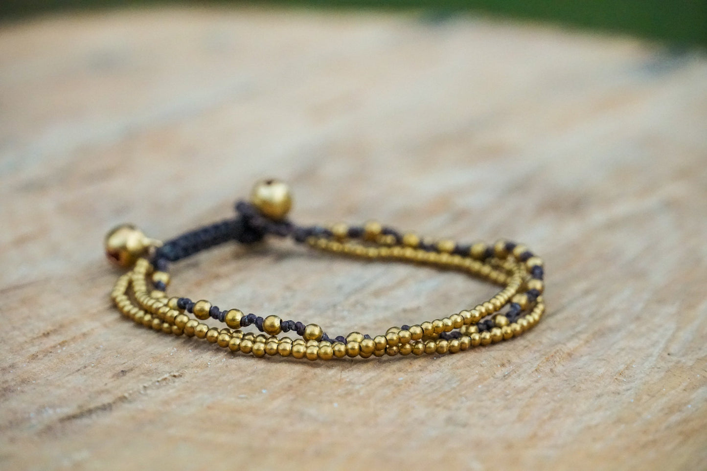Goldfarbenes dreisträngiges Boho-Messingarmband, verstellbar