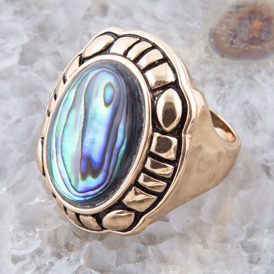 Bague de déclaration dorée en ormeau vert